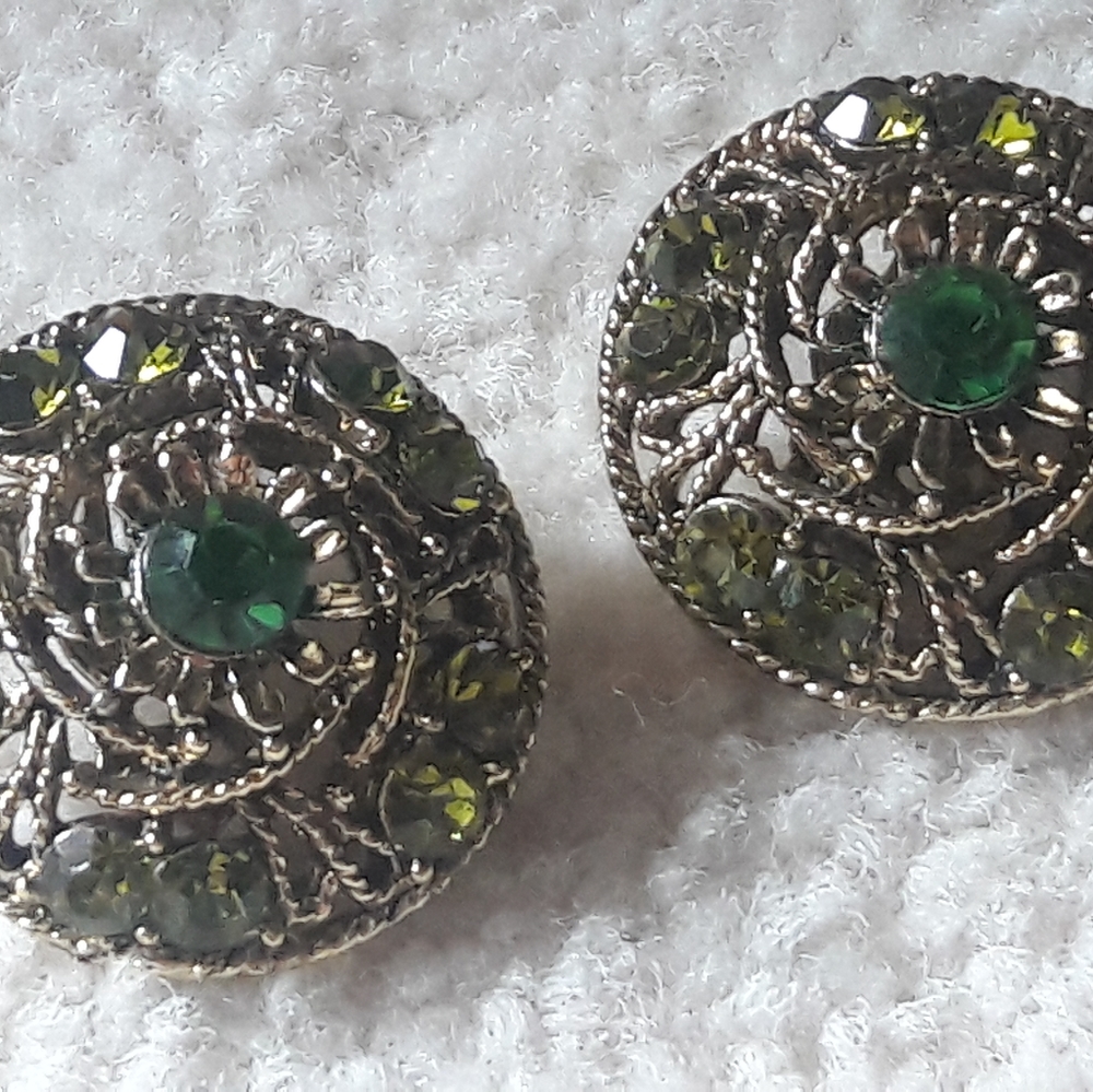 BEAUTIFUL VTG ROUND EARRING W/GREEN STONES!